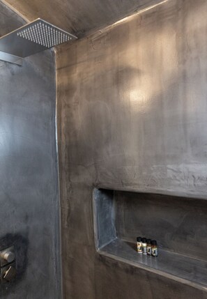 Villa panorámica, vista al mar | Amenidades de baño | Pantuflas 