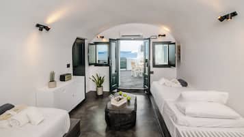 Callista Two Bedroom Villa with Caldera View & Outdoor Jetted Tub