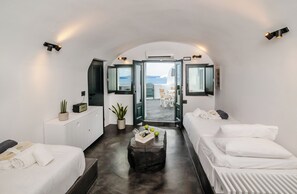 In-room safe, soundproofing, iron/ironing board, free WiFi - Callista Villa (Santorini)