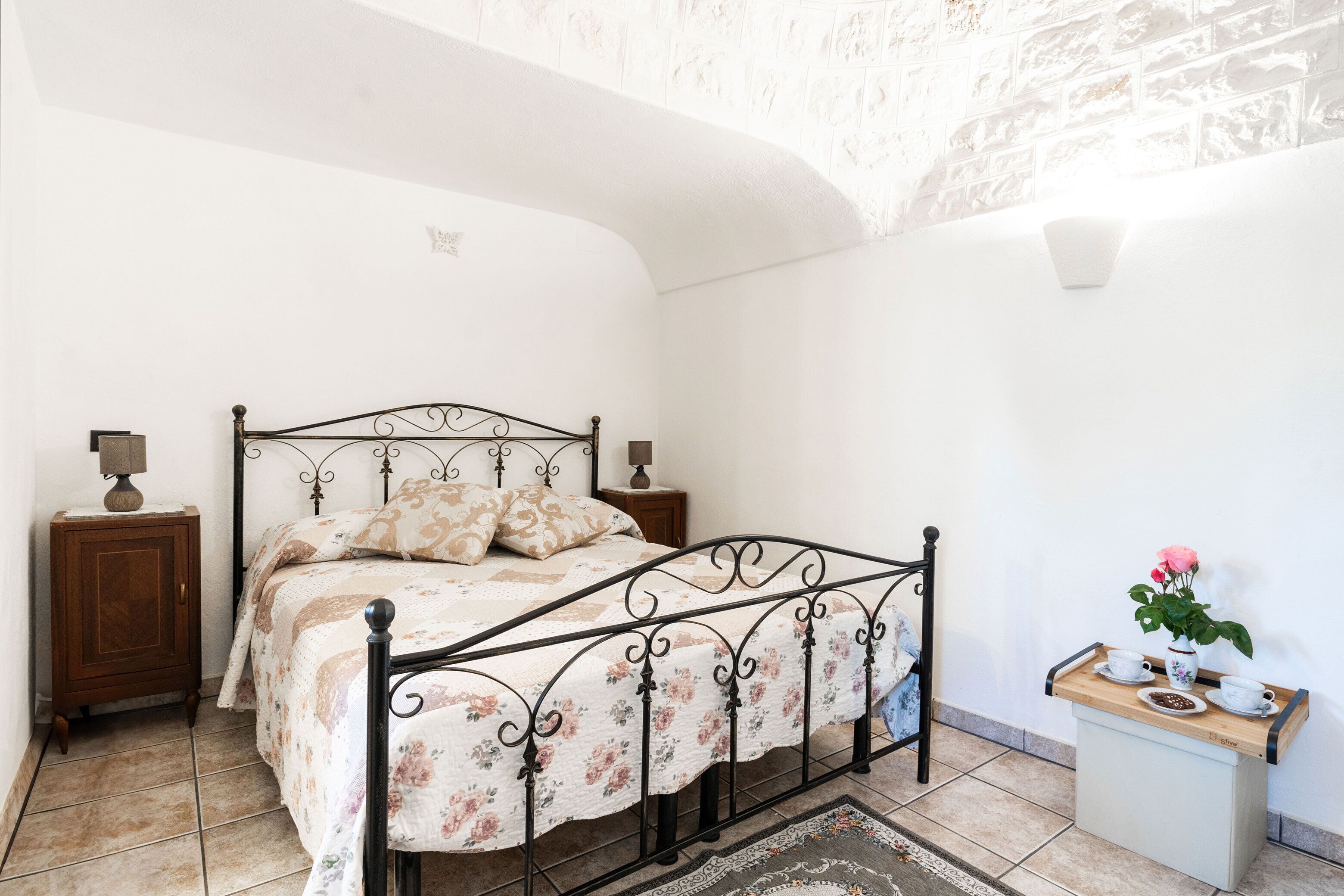 Iron/ironing board, bed sheets