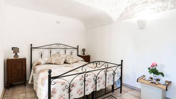 Iron/ironing board, bed sheets