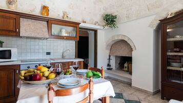 Réfrigérateur, micro-ondes, plaque de cuisson, lave-vaisselle