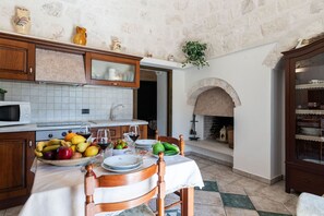 Fridge, microwave, stovetop, dishwasher - Trullo del Melograno by BarbarHouse (Fasano)