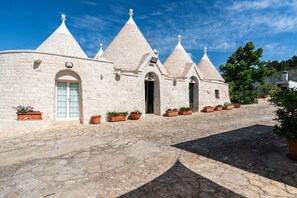 Exterior - Trullo del Melograno by BarbarHouse (Fasano)