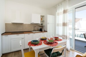 Kühlschrank, Mikrowelle, Geschirrspüler, Kochgeschirr/Geschirr/Besteck