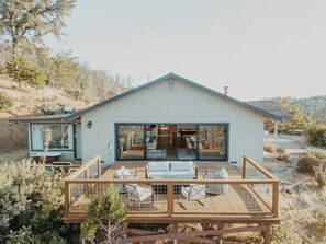 Terrace/patio - Zen House by Yosemite w/ Sauna, Hot tub, King Beds & Views (Mariposa)