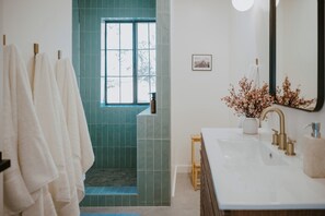 Shower, jetted bath, hair dryer, towels - Zen House by Yosemite w/ Sauna, Hot tub, King Beds & Views (Mariposa)