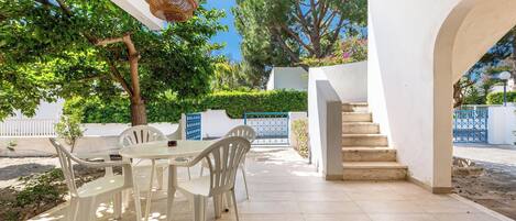 屋外ダイニングエリア