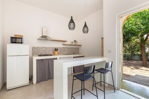 Réfrigérateur, micro-ondes, plaque de cuisson, lave-vaisselle