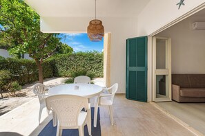 Outdoor dining - Villetta Lido dei Messapi 2 by BarbarHouse (San Pietro in Bevagna)