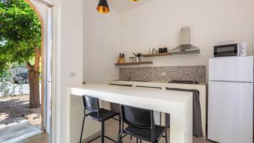 Kühlschrank, Mikrowelle, Geschirrspüler, Kochgeschirr/Geschirr/Besteck