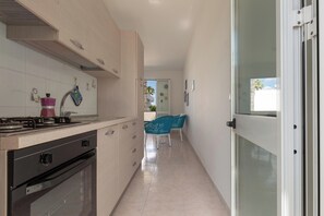 Fridge, stovetop, coffee/tea maker, cookware/dishes/utensils - Villino Raffy by BarbarHouse (Torre dell'Orso)