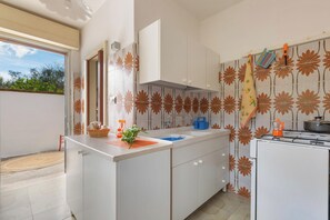 Fridge, stovetop, cookware/dishes/utensils - Casina Gigina by BarbarHouse (Torre Specchia Ruggeri)