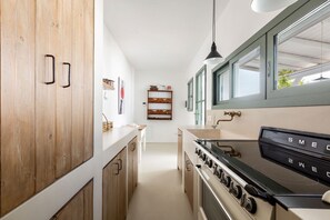 Frigorifero, forno, piano cottura, lavastoviglie