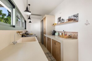 Kylskåp, ugn, spishäll och diskmaskin