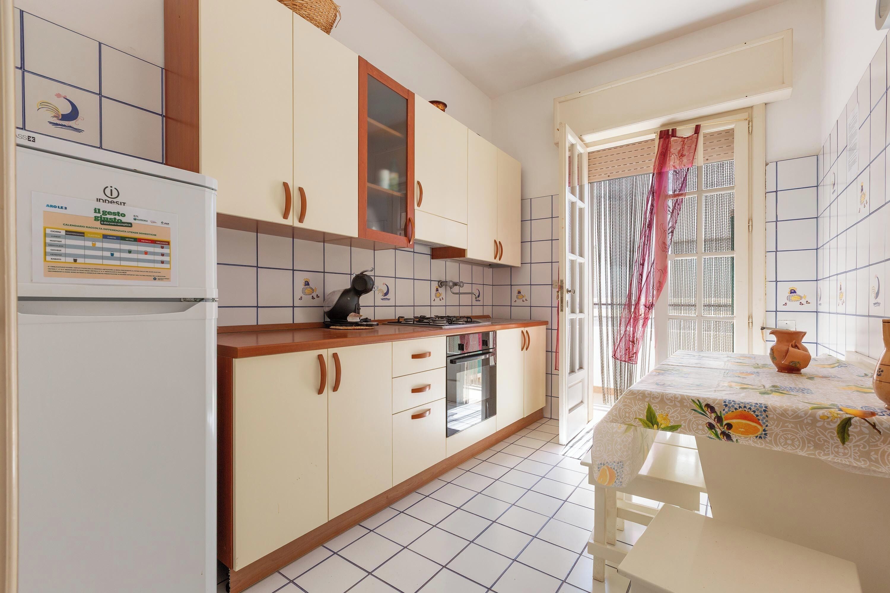 Kjøleskap, mikrobølgeovn, kokeplater og kaffetrakter/tekoker