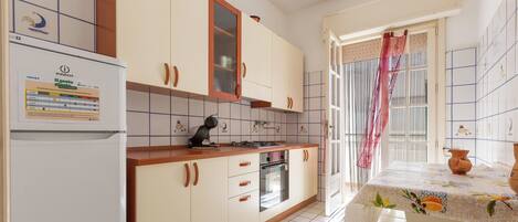 Kjøleskap, mikrobølgeovn, kokeplater og kaffetrakter/tekoker