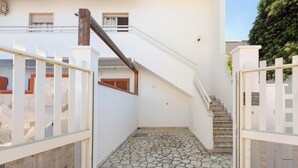 A staircase leading to a second floor with a white exterior and a stone-tiled floor. - Nando`s Bellavista House By BarbarHouse (Porto Cesareo)