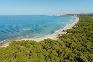 På stranden