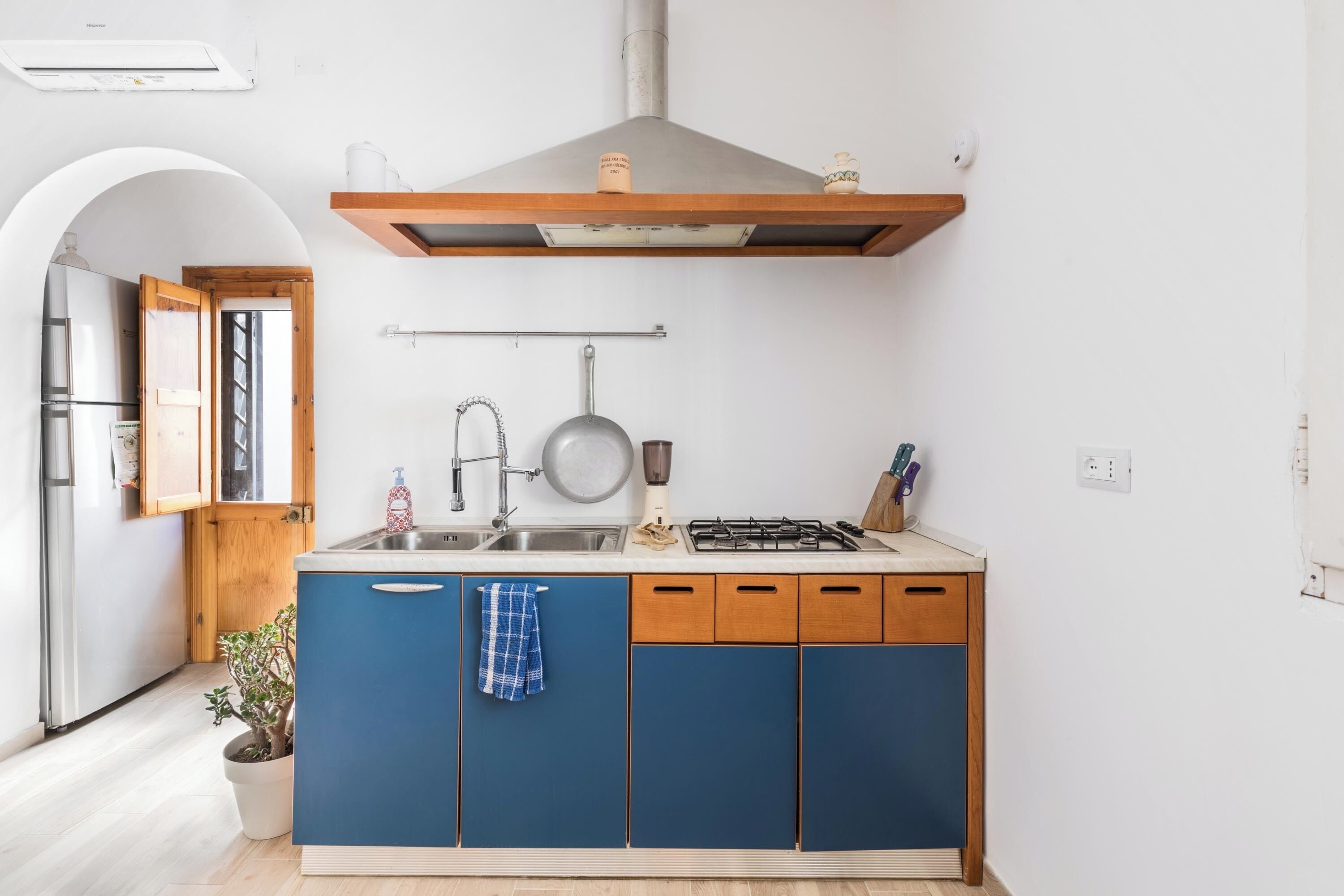 Kühlschrank, Mikrowelle, Herdplatte, Geschirrspüler