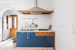 Kühlschrank, Mikrowelle, Herdplatte, Geschirrspüler