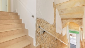 Eine Treppe mit beigen Stufen und einer weißen Wand.