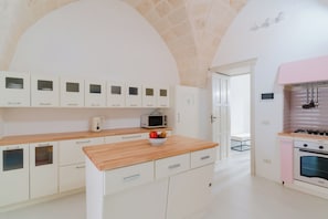 Kühlschrank, Mikrowelle, Herdplatte, Geschirrspüler