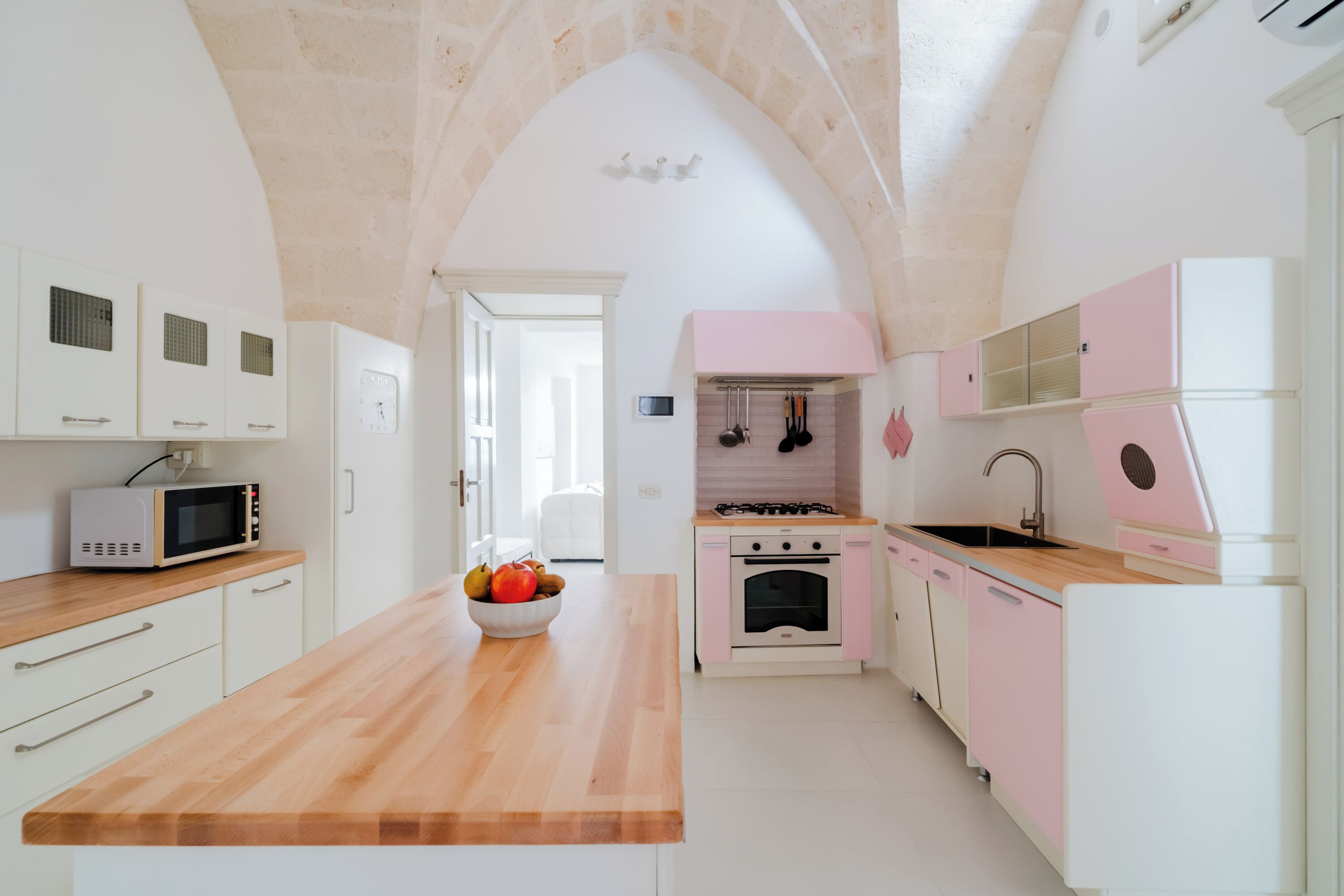 Réfrigérateur, four à micro-ondes, surface de cuisson, lave-vaisselle