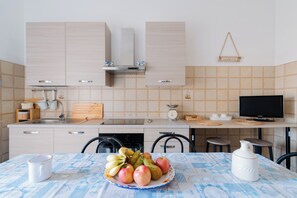 Fridge, microwave, stovetop, cookware/dishes/utensils - Villetta Donna Mara by BarbarHouse (San Pietro in Bevagna)