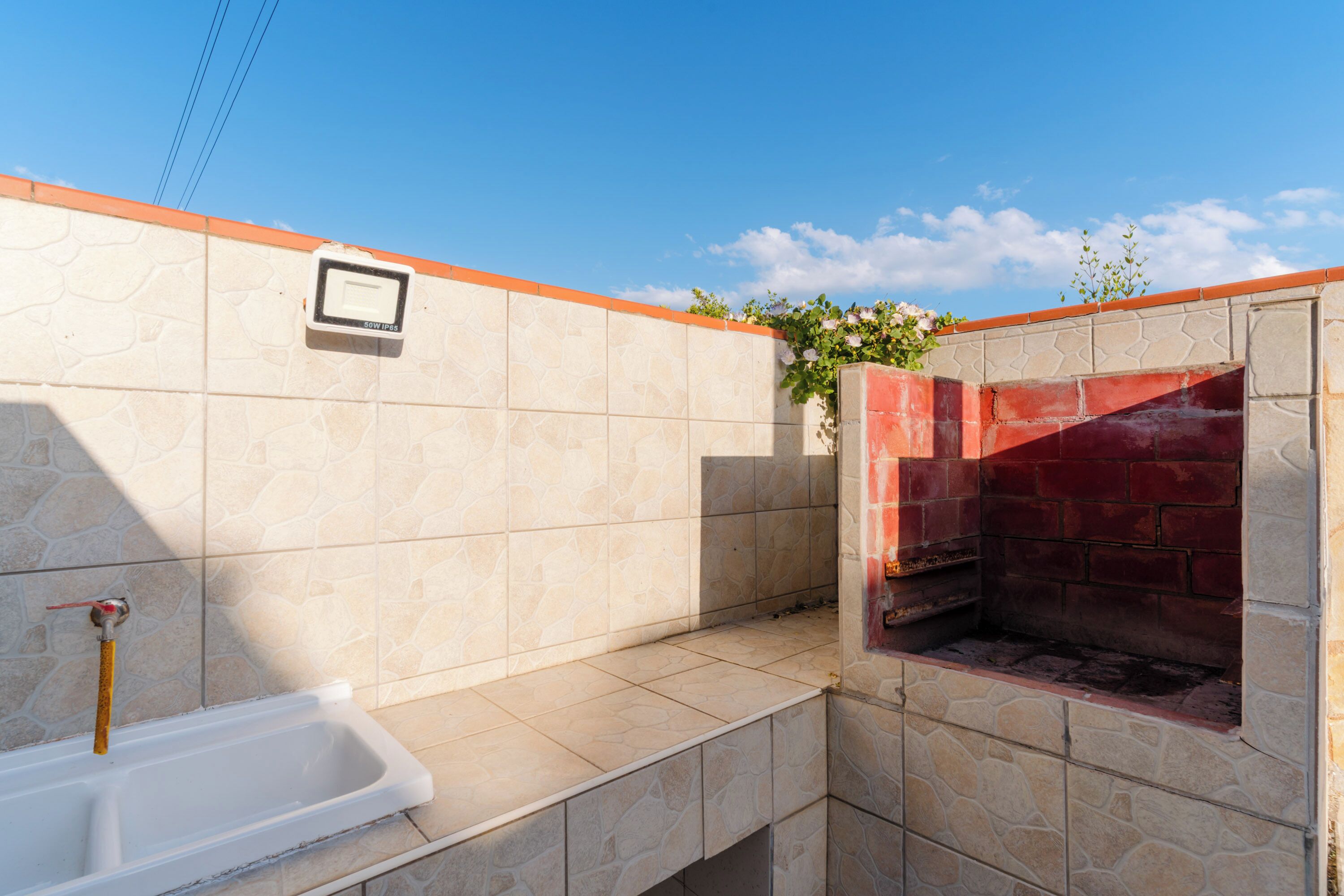 Ein Badezimmer mit Badewanne, Duschbereich und integriertem Grill.