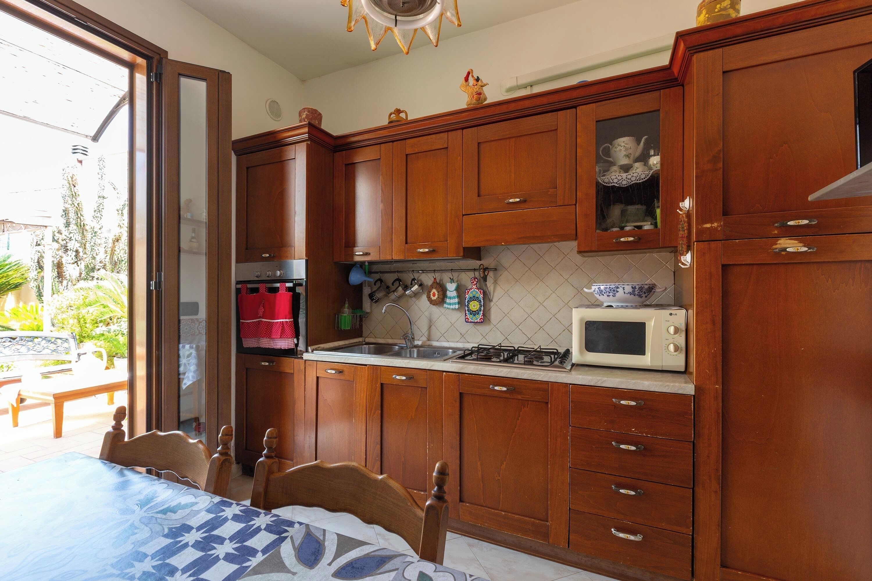 Kühlschrank, Mikrowelle, Kochgeschirr/Geschirr/Besteck