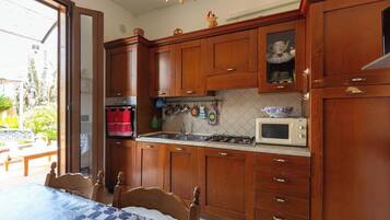 Kühlschrank, Mikrowelle, Kochgeschirr/Geschirr/Besteck