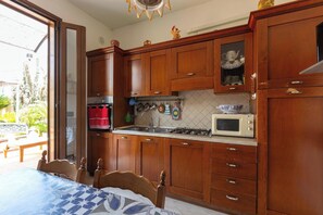 Kylskåp, mikrovågsugn och grytor/köksredskap