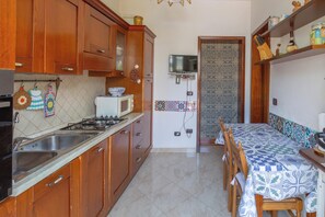Réfrigérateur, micro-ondes, batterie de cuisine, vaisselle et ustensiles
