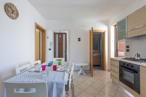 Refrigerador, placa de cocina, lavavajillas, utensilios de cocina
