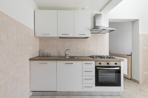 Fridge, stovetop, cookware/dishes/utensils - Antica Dimora Termery by BarbarHouse (San Vito dei Normanni)