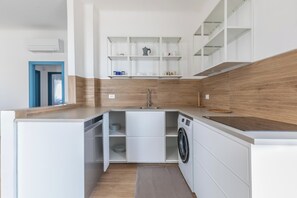 Geladeira, micro-ondas, lava-louças