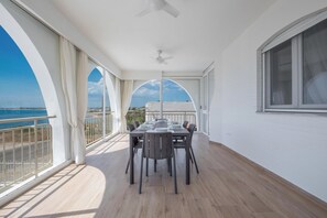 Un balcón con una mesa de comedor para seis personas, con vistas a la costa.