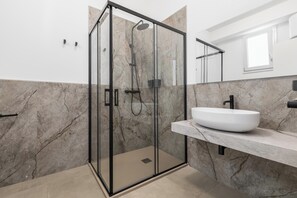 Sèche-cheveux, serviettes fournies