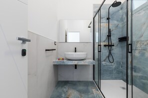 Sèche-cheveux, serviettes fournies