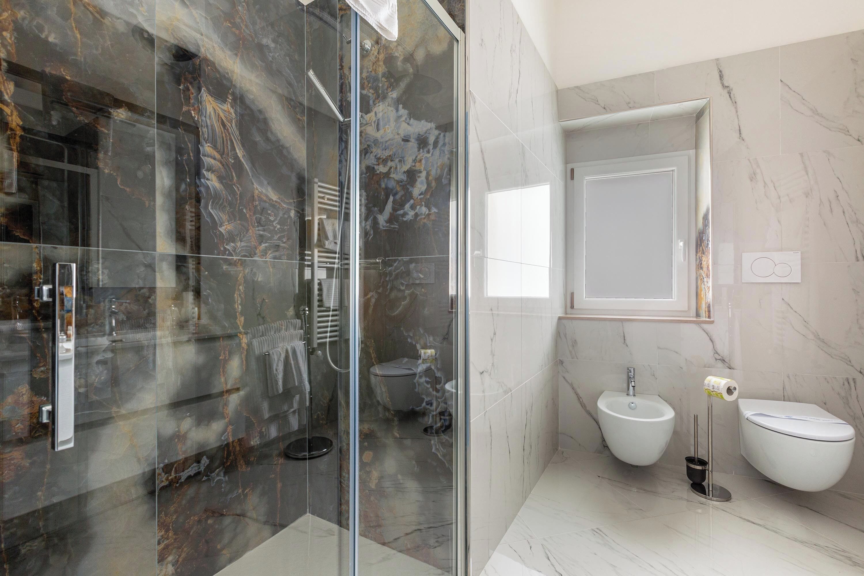 Een haardroger, handdoeken