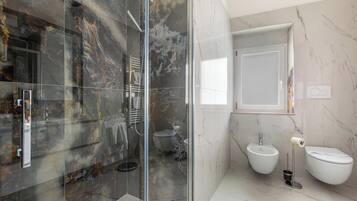 Een haardroger, handdoeken