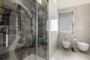 Een haardroger, handdoeken