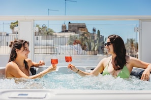 To personer i en jacuzzi med fri udsigt udad.