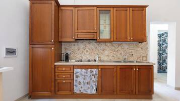 KĂŒhlschrank, Herdplatte, Wasserkocher mit Kaffee-/Teezubehör