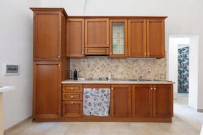 Kühlschrank, Herdplatte, Wasserkocher mit Kaffee-/Teezubehör