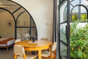 Luxury Villa, Patio, Pool View | Makan dalam bilik