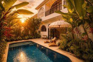 Luxury-Villa, Terrasse, Poolblick | Hochwertige Bettwaren, Zimmersafe, Verdunkelungsvorhänge