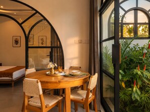 Villa Luxe, patio, vue piscine | Restauration dans la chambre