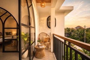 Luxury-Villa, Terrasse, Poolblick | Blick vom Balkon
